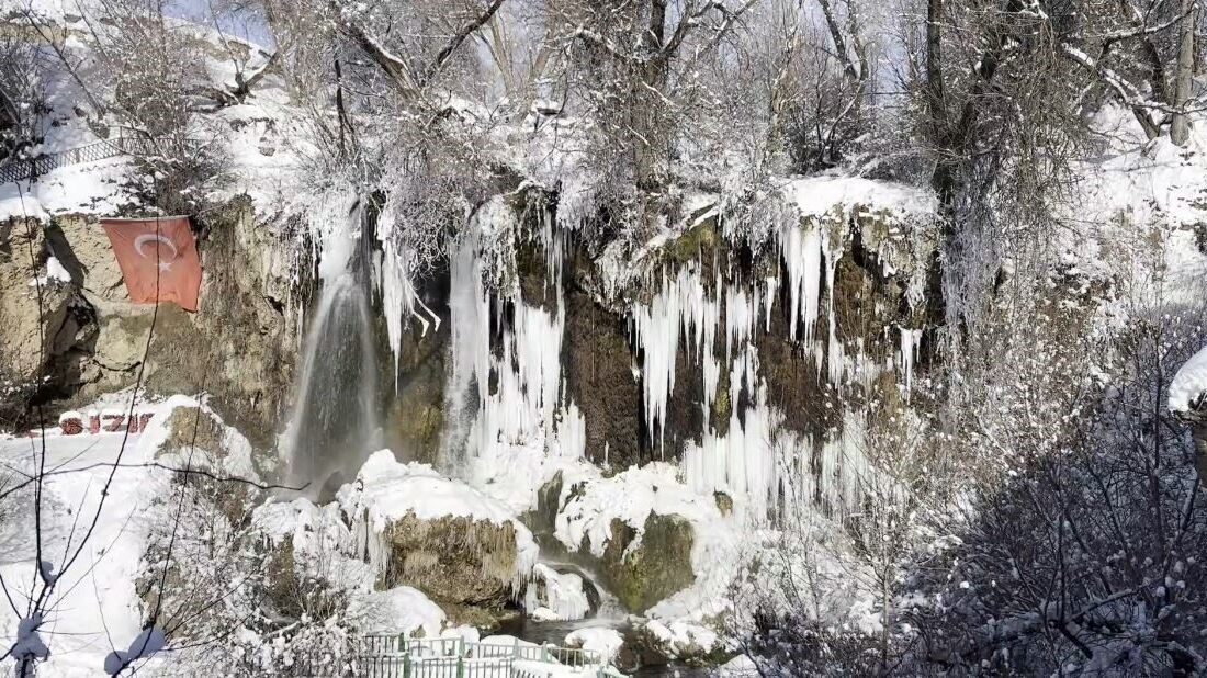 Hava sıcaklığının eksi 21 dereceye kadar düştüğü Sivas’ta Sızır Şelalesi