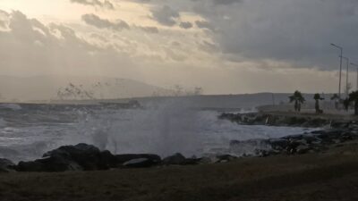 Tekirdağ’da beş gündür etkisini sürdüren şiddetli lodos, sahil kesimlerinde hayatı