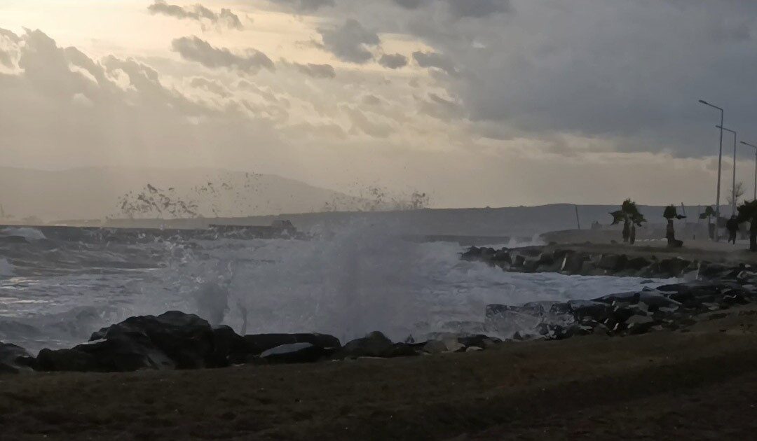 Tekirdağ’da beş gündür etkisini sürdüren şiddetli lodos, sahil kesimlerinde hayatı