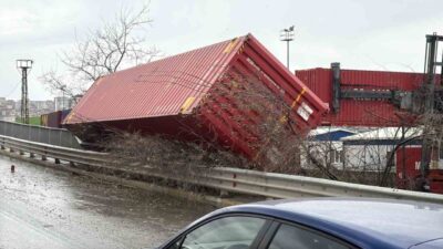 Küçükçekmece Halkalı eski gümrük sahasında şiddetli rüzgar konteynırları devirdi. Şiddetli