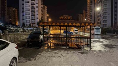 Kayseri’de gece saatlerinde etkisini gösteren şiddetli rüzgar, kentte hayatı olumsuz