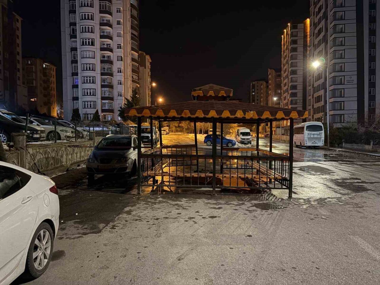 Kayseri’de gece saatlerinde etkisini gösteren şiddetli rüzgar, kentte hayatı olumsuz