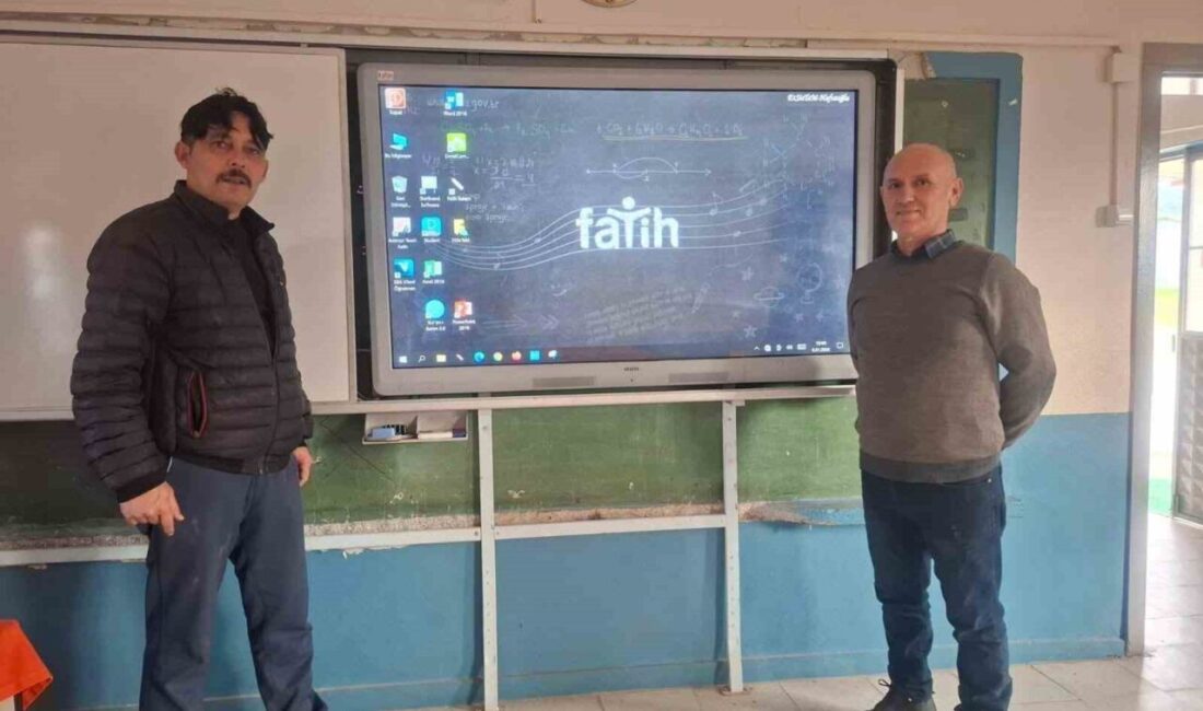 Manisa’nın Sarıgöl ilçesine bağlı Sığırtmaçlı İlkokulu’na kazandırılan iki adet akıllı