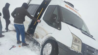 Siirt Özel İdare ekipleri karla kaplı yolları açarken hastaları sağlık