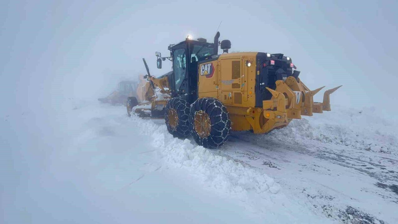 Siirt merkezde kar yağışından kapanan 14 köy yolu ulaşıma açıldı.