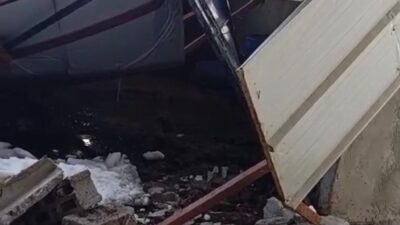 Siirt’in Baykan ilçesinde kar kütlesine dayanamayan hayvan çiftçiliğinin çatısının çökmesi