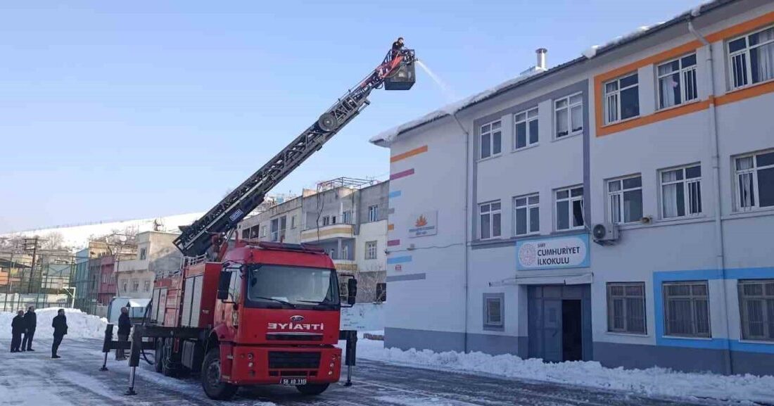 Siirt’te etkili olan kar yağışı ve don olaylarının ardından, çatılarda