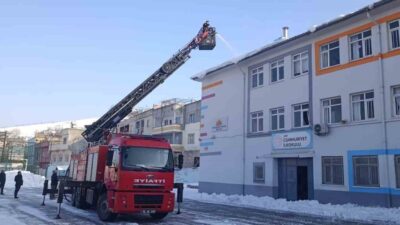 Siirt’te etkili olan kar yağışı ve don olaylarının ardından, çatılarda