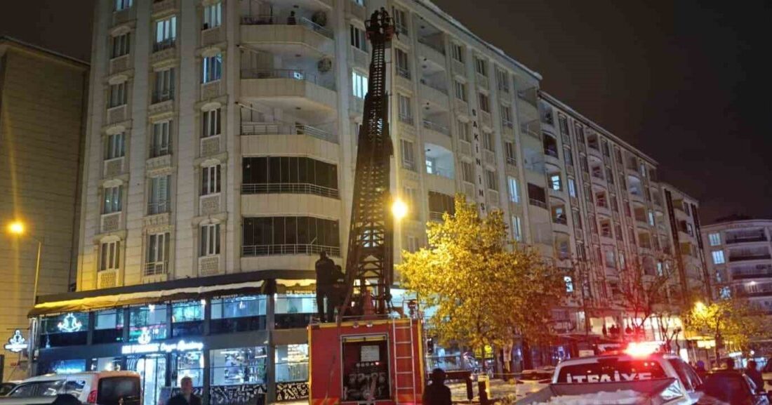 Siirt’te yoğun kar yağışının ardından çatılarda biriken kar kütleleri itfaiye