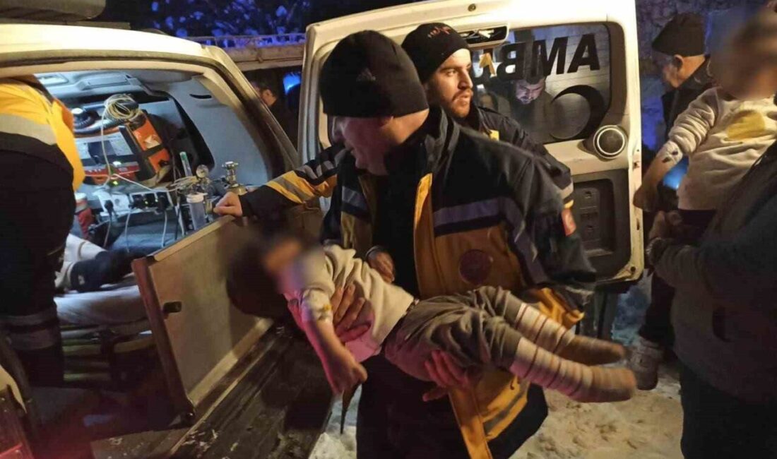 Siirt’te hastalar, ekiplerin yolları açmasıyla sağlık ekipleri tarafından alınarak hastaneye