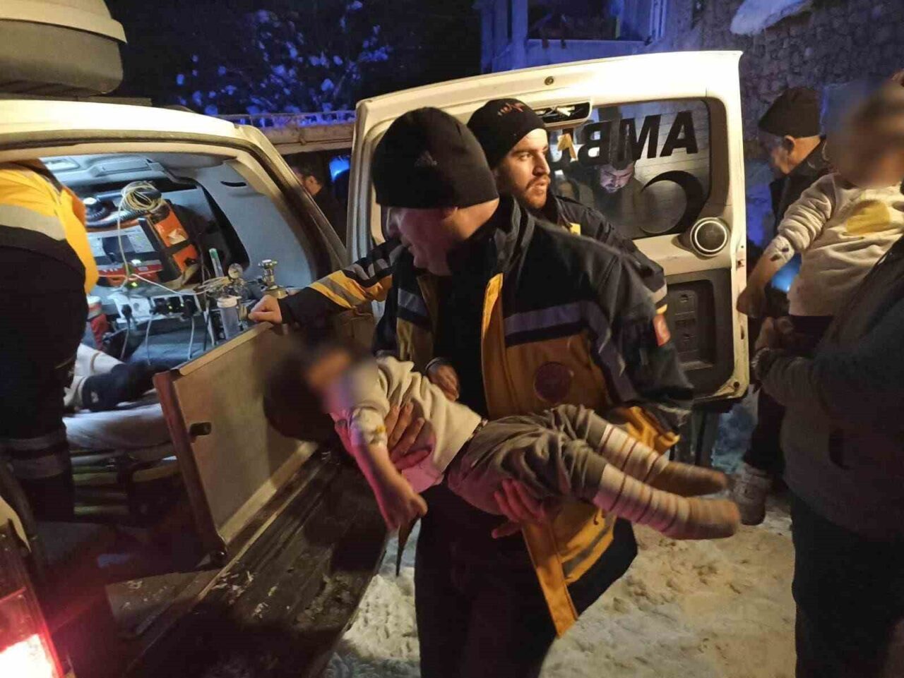 Siirt’te hastalar, ekiplerin yolları açmasıyla sağlık ekipleri tarafından alınarak hastaneye