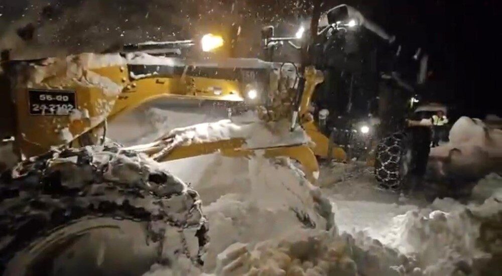 Siirt’in Şirvan ilçesinde kar yağışı nedeniyle yolda kalan aile ve