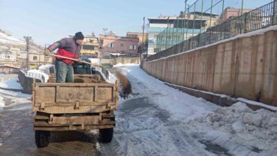 Siirt Belediyesi kent merkezinde karla mücadele çalışmalarını aralıksız sürdürüyor. Valilikten