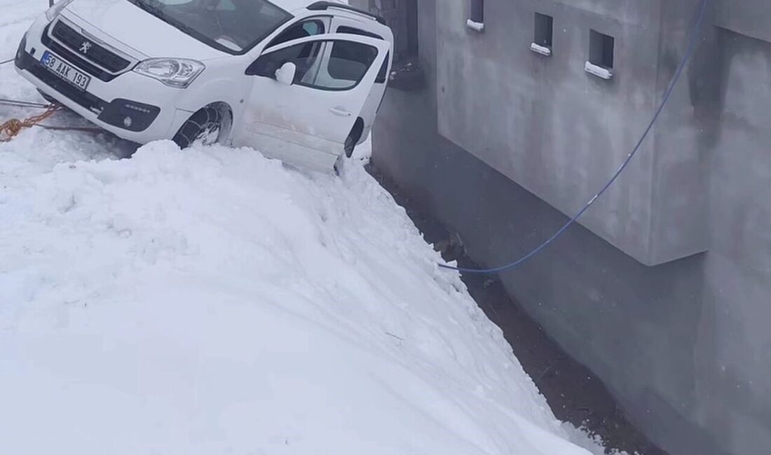 Siirt’in Baykan ilçesinde buzlu yolda kayan hafif ticari araç bir