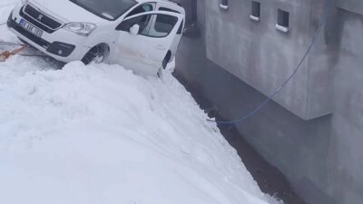 Siirt’in Baykan ilçesinde buzlu yolda kayan hafif ticari araç bir