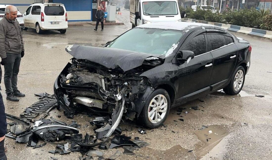 Siirt’in Kurtalan ilçesinde refüje çarpan otomobildeki 2 kişi yaralandı. Edinilen
