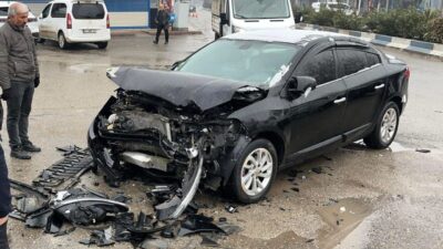 Siirt’in Kurtalan ilçesinde refüje çarpan otomobildeki 2 kişi yaralandı. Edinilen