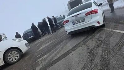 Siirt’in Kurtalan ilçesinde iki otomobilin çarpışması sonucu meydana gelen trafik