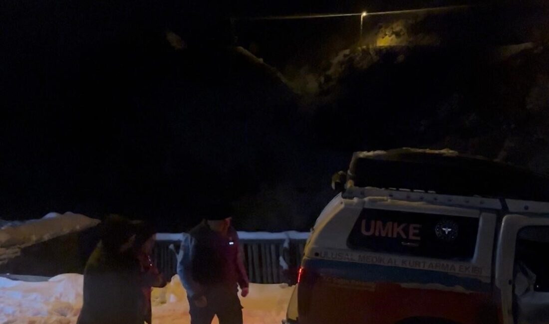 Siirt’te UMKE ekipleri yoğun kar yağışı ve tipiye rağmen hastalara