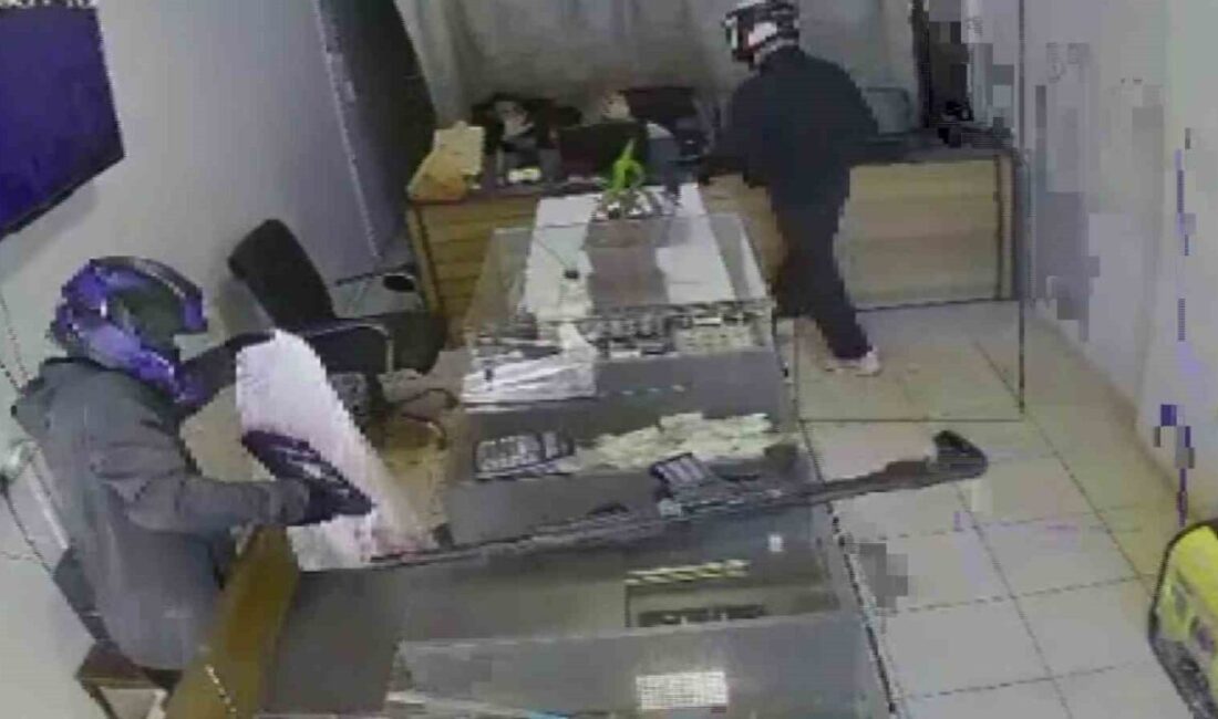 Hatay’da silahlı ve kasklı 2 hırsızın kuyumcudaki altınları 3 dakika