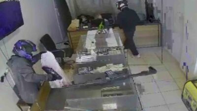 Hatay’da silahlı ve kasklı 2 hırsızın kuyumcudaki altınları 3 dakika