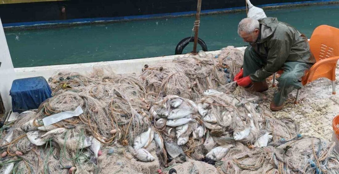 Mersin’in Silifke ilçesinde etkili olan fırtına, denizde ve kıyı kesiminde