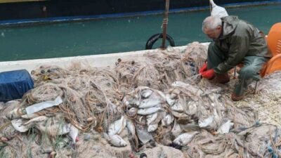 Mersin’in Silifke ilçesinde etkili olan fırtına, denizde ve kıyı kesiminde