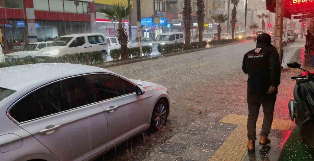 Mersin’in Silifke ilçesinde etkili olan yoğun dolu yağışı, hayatı olumsuz