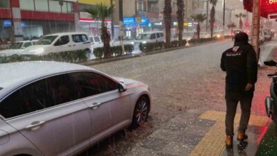 Mersin’in Silifke ilçesinde etkili olan yoğun dolu yağışı, hayatı olumsuz