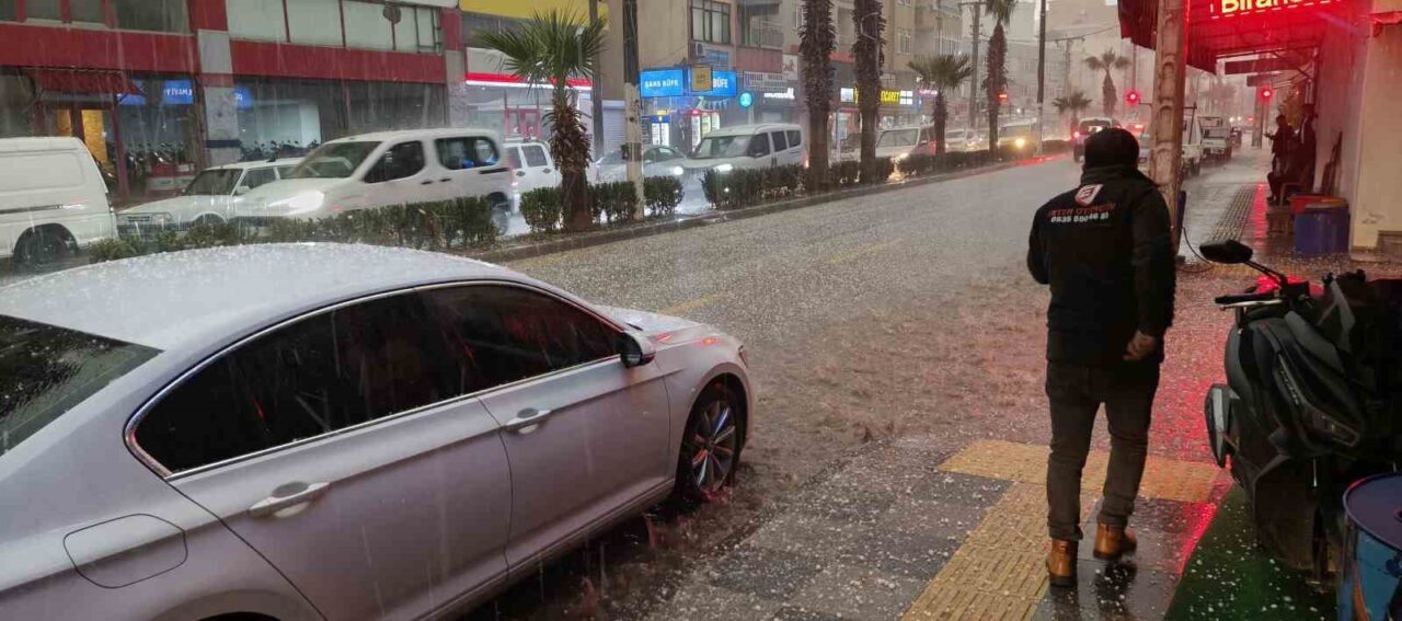 Mersin’in Silifke ilçesinde etkili olan yoğun dolu yağışı, hayatı olumsuz
