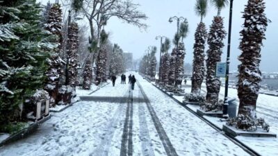 İstanbul’u etkisi altına alan kar yağışı, Silivri’de beyaz örtü oluşturdu.