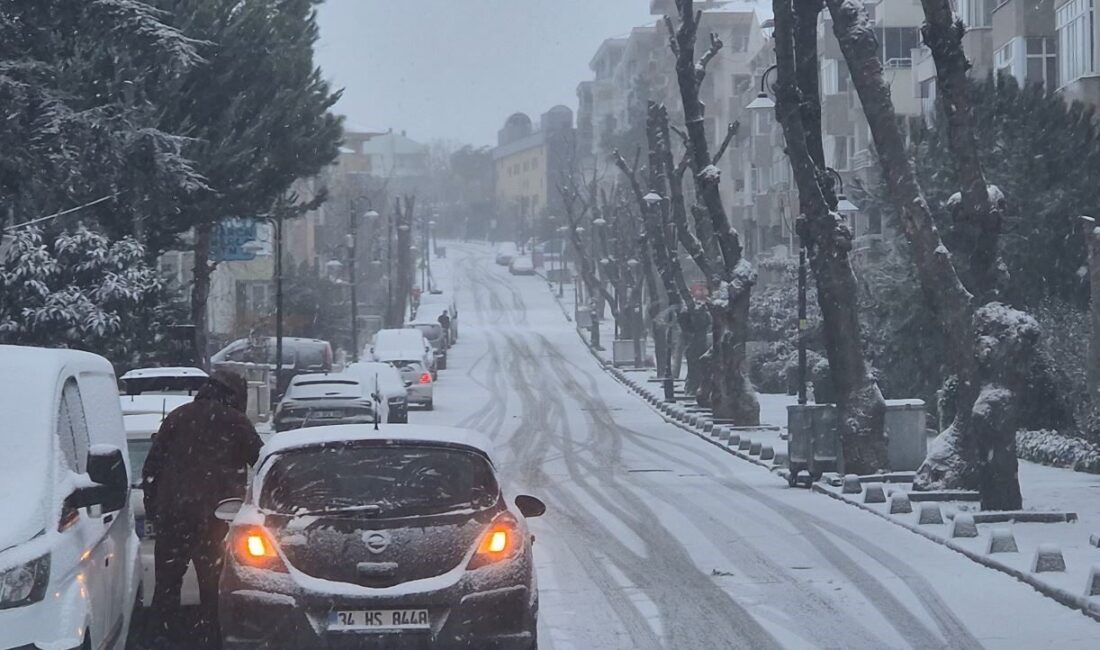 İstanbul Silivri’de sabah saatlerinde kar yağışı etkisini gösterdi. Yollar karla