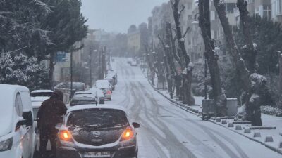 İstanbul Silivri’de sabah saatlerinde kar yağışı etkisini gösterdi. Yollar karla