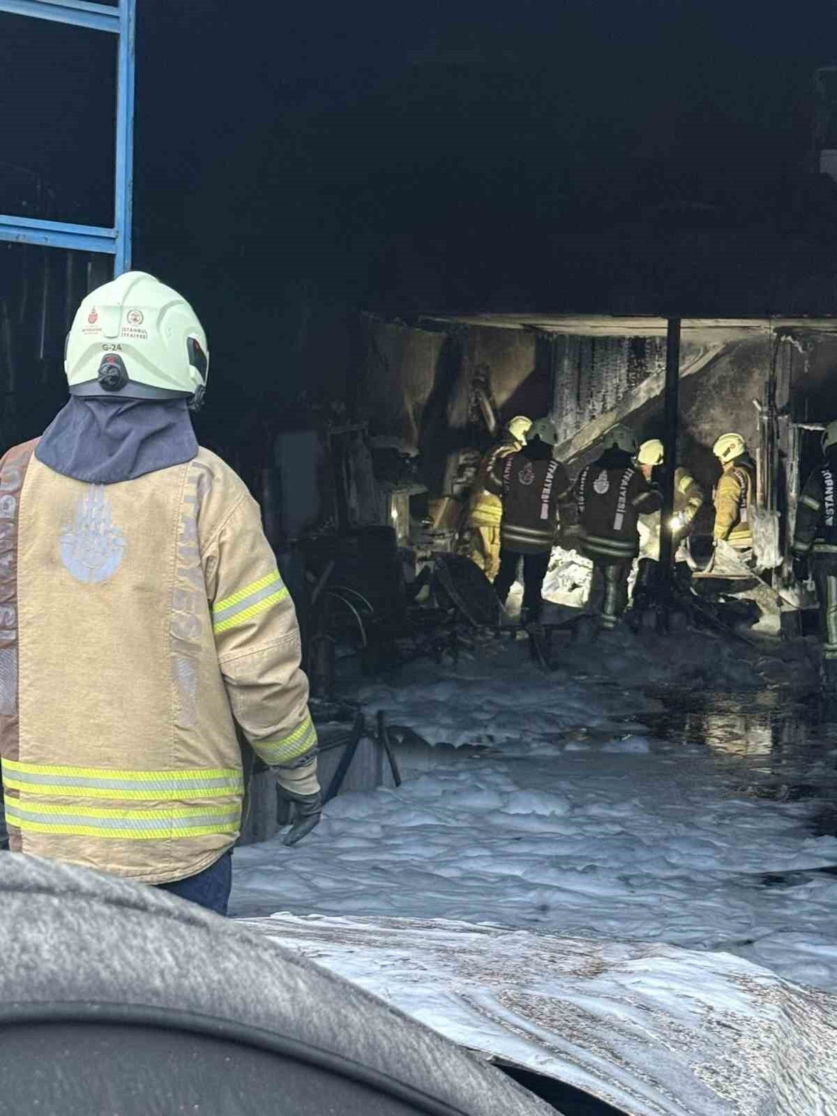 Silivri Sanayi Sitesi’nde bir iş yerinde çıkan yangın, çırakların dikkati