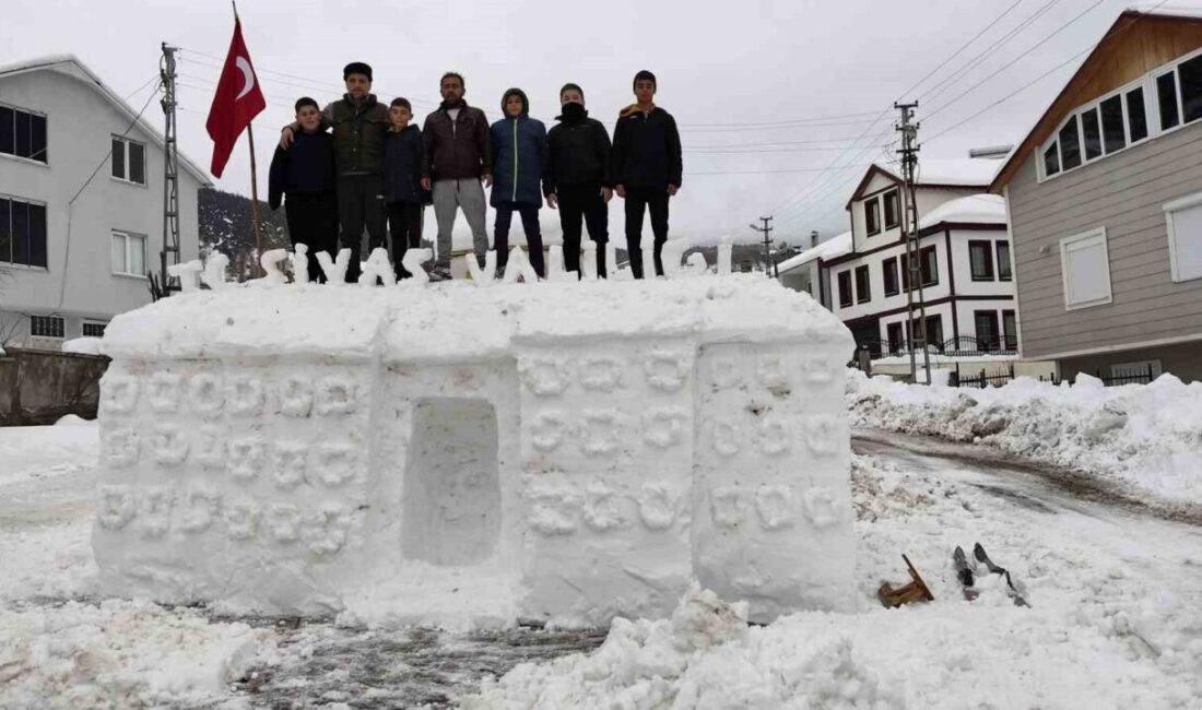 Sivas’ın Koyulhisar ilçesi Kızılelma köyünde Adem Soylu, Kız kulesine gidemeyen