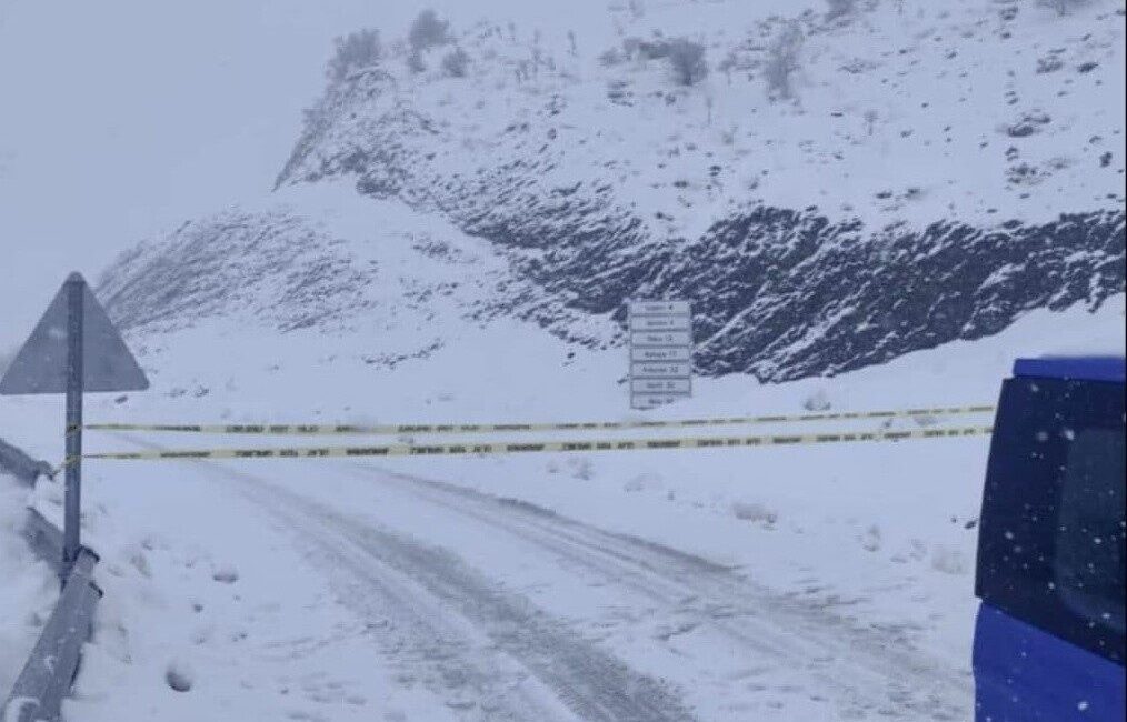 Adıyaman’ın Sincik ilçesinde etkili olan yoğun kar yağışı, ulaşımı olumsuz