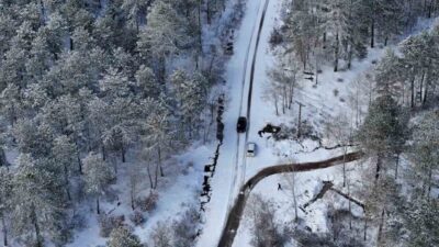 Balıkesir’in Sındırgı ilçesinde merkezde yağmur etkili olurken, yüksek kesimli kırsal