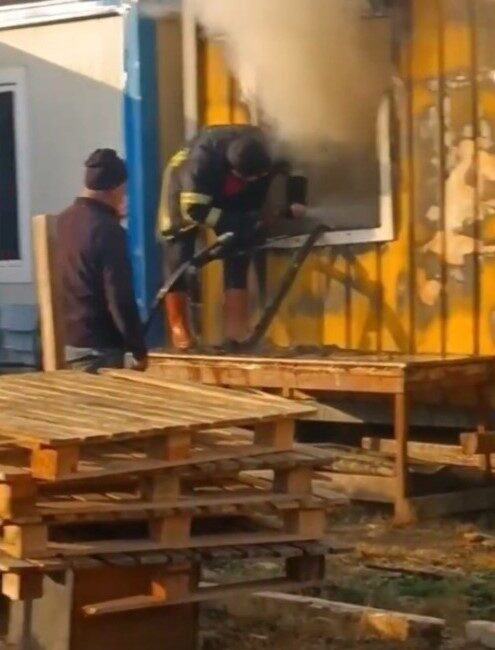 Sinop’un Boyabat ilçesinde bir şantiyede bulunan konteynerde çıkan yangın, itfaiye