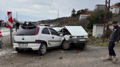 Sinop’un Türkeli ilçesinde iki otomobilin çarpışması sonucu meydana gelen trafik