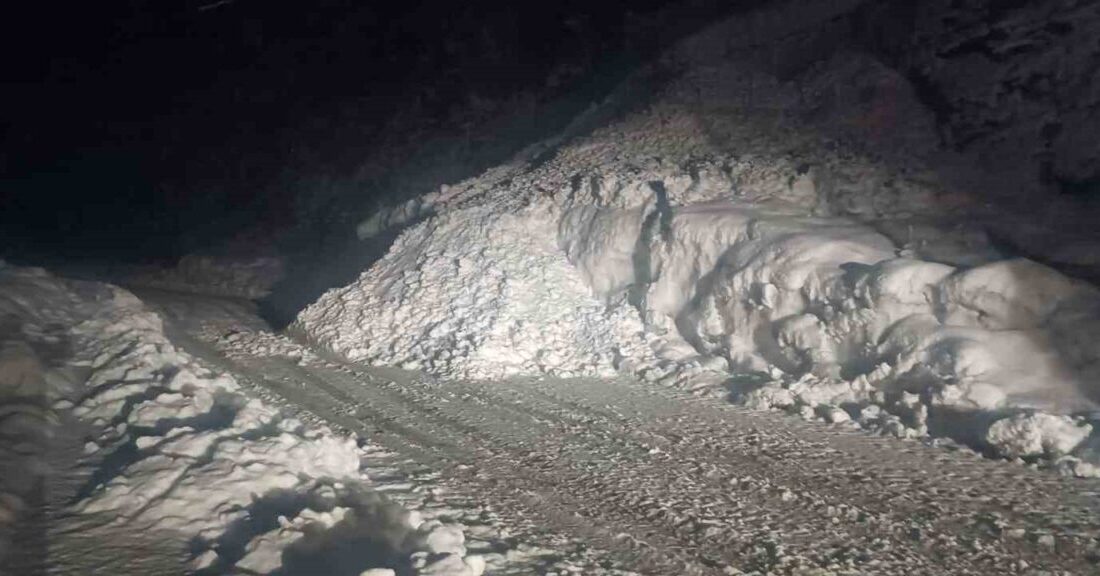 Şırnak-Beytüşşebap karayoluna çığ düştü. Trafiğe kapanan yolu açmak için ekipler