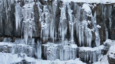 Şırnak’ın Beytüşşebap ilçesinde kar yağışı sonrası oluşan buz sarkıtları dronla