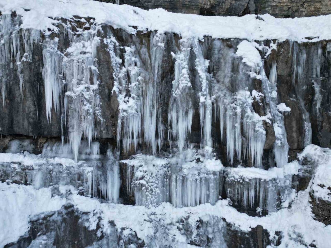 Şırnak’ın Beytüşşebap ilçesinde kar yağışı sonrası oluşan buz sarkıtları dronla