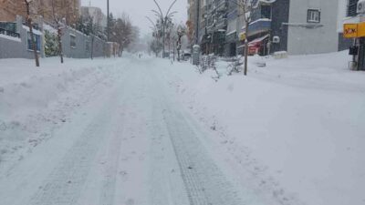 Şırnak genelinde etkili olan yoğun kar yağışı ve buzlanma nedeniyle