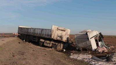 Şırnak’ta Cizre-Nusaybin karayolunda iki tırın çarpışması sonucu meydana gelen trafik