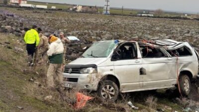 Şırnak’ın İdil ilçesinde yağmur nedeni ile kayganlaşan yolda kontrolden çıkan