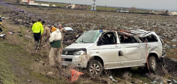 Şırnak’ın İdil ilçesinde yağmur nedeni ile kayganlaşan yolda kontrolden çıkan