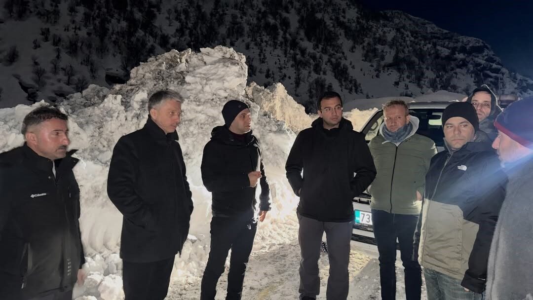 Şırnak’ta etkili olan yoğun kar yağışı ve tipi, ulaşımda aksamalara