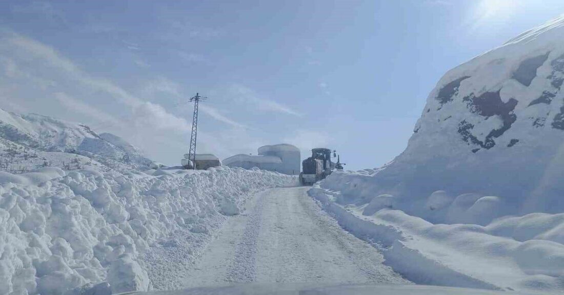 Şırnak’ta etkili olan yoğun kar yağışı nedeniyle kapanan yolların ulaşıma
