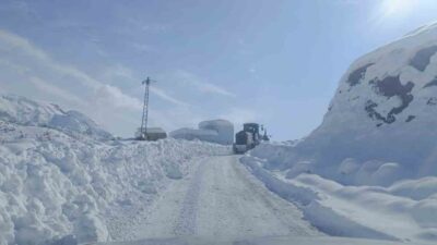 Şırnak’ta etkili olan yoğun kar yağışı nedeniyle kapanan yolların ulaşıma