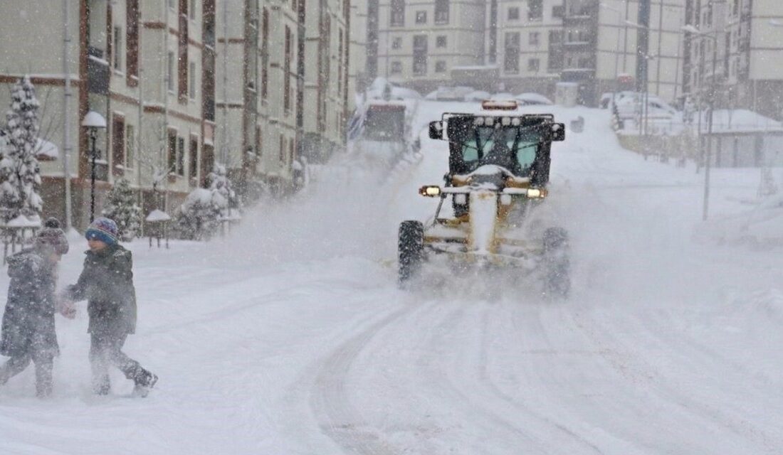 Şırnak genelinde etkisini artıran yoğun kar yağışı ve buzlanma, eğitime
